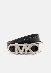 Zwarte leren riem met een metalen zilveren gesp en een decoratief "MK" logo versierd met heldere kristallen. Glad oppervlak, verstelbare lengte.