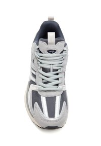 Szare buty sportowe wykonane z siateczki i zamszu. Charakteryzują się jasnoszarymi sznurowadłami, białymi detalami oraz wyściełanym językiem. Zaokrąglony nosek i solidna podeszwa.