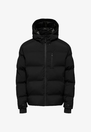 Chaqueta aislante negra con cierre frontal, capucha ajustable y puños elásticos. Presenta un diseño acolchado y un bolsillo en el pecho.