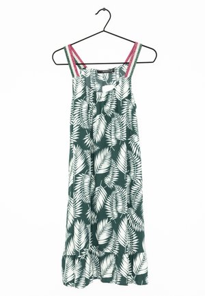 Robe d'été verte avec un motif de feuille de fougère blanche, bretelles rayées rose et vert, et ourlet froncé, suspendue à un cintre noir.