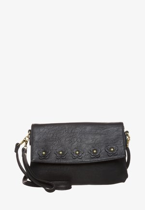 Pochette en cuir noir avec cinq petites fleurs en cuir le long du rabat et une bandoulière amovible avec des fermoirs dorés.