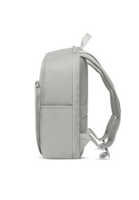 Lichtgrijze rugzak, zijaanzicht, met gevoerde achterkant, verstelbare riemen, een bovenhandvat en meerdere met rits afsluitbare vakken.