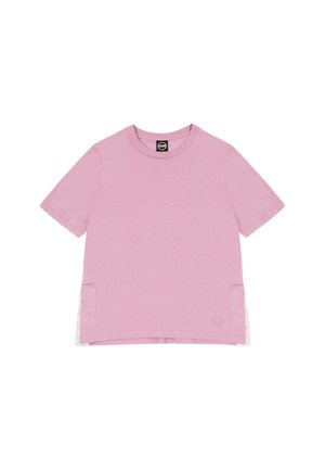 T-shirt tinta unita rosa chiaro a maniche corte con scollo rotondo, con sottili spacchi laterali e un piccolo logo rotondo vicino all’orlo su sfondo bianco.