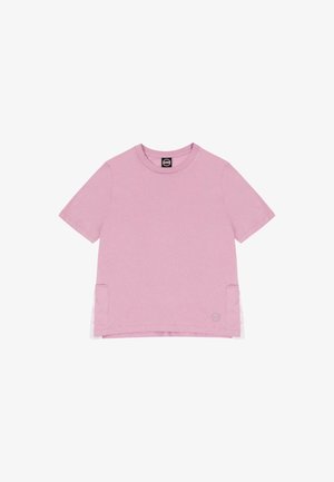 Einfarbig hellrosa Kurzarm-T-Shirt mit Rundhalsausschnitt, feinen seitlichen Schlitzen und kleinem rundem Logo nahe dem Saum auf weißem Hintergrund.