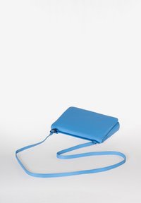 Borsa a tracolla blu in pelle con una texture liscia, forma rettangolare e una sottile tracolla regolabile. Presenta un logo sottile sul fronte.