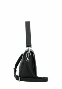 Borsa a mano in pelle nera con finitura texture, dotata di una tracolla in metallo argentato e una forma distintiva. Inclusa tracolla regolabile.