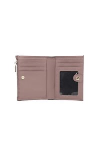 Interno di un portafoglio in pelle rosa con molteplici scomparti per carte, una finestra trasparente per l'ID e una tasca con zip. Include una chiusura a scatto con accessori in oro.