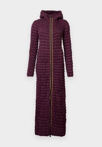 Μακρύ νυχτερινό παλτό σε σκούρο μωβ χρώμα, με κουκούλα και υφή που διαθέτει μαζεμένες λεπτομέρειες. Χρυσό φερμουάρ και μακριά μανίκια.