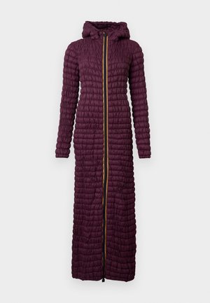 Gevoerde lange jas in diep paars, met een capuchon en een gestructureerd oppervlak met geplooide details. Gouden ritssluiting en lange mouwen.