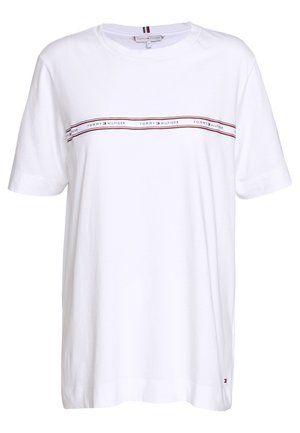 Witte katoenen T-shirt met een ronde hals, korte mouwen en horizontale rode en marineblauwe strepen met de tekst "TOMMY HILFIGER" over de borst.