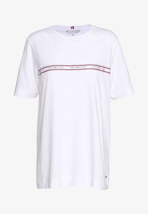 Biała bawełniana koszulka z okrągłym dekoltem, krótkimi rękawami oraz poziomymi czerwonymi i granatowymi paskami, z napisem "TOMMY HILFIGER" na wysokości klatki piersiowej.