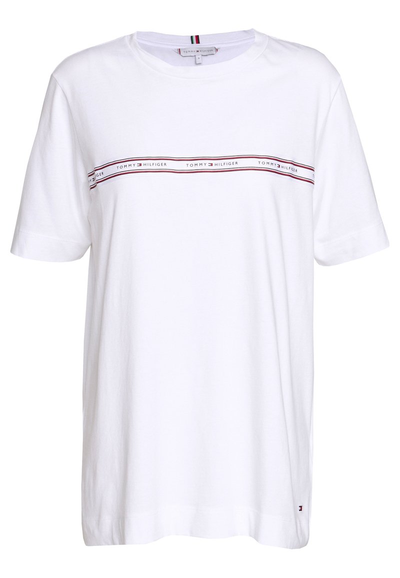 Bílé bavlněné tričko s kulatým výstřihem, krátkými rukávy a horizontálními červenými a námořnickými pruhy, na kterých je napsáno "TOMMY HILFIGER" přes hrudník.