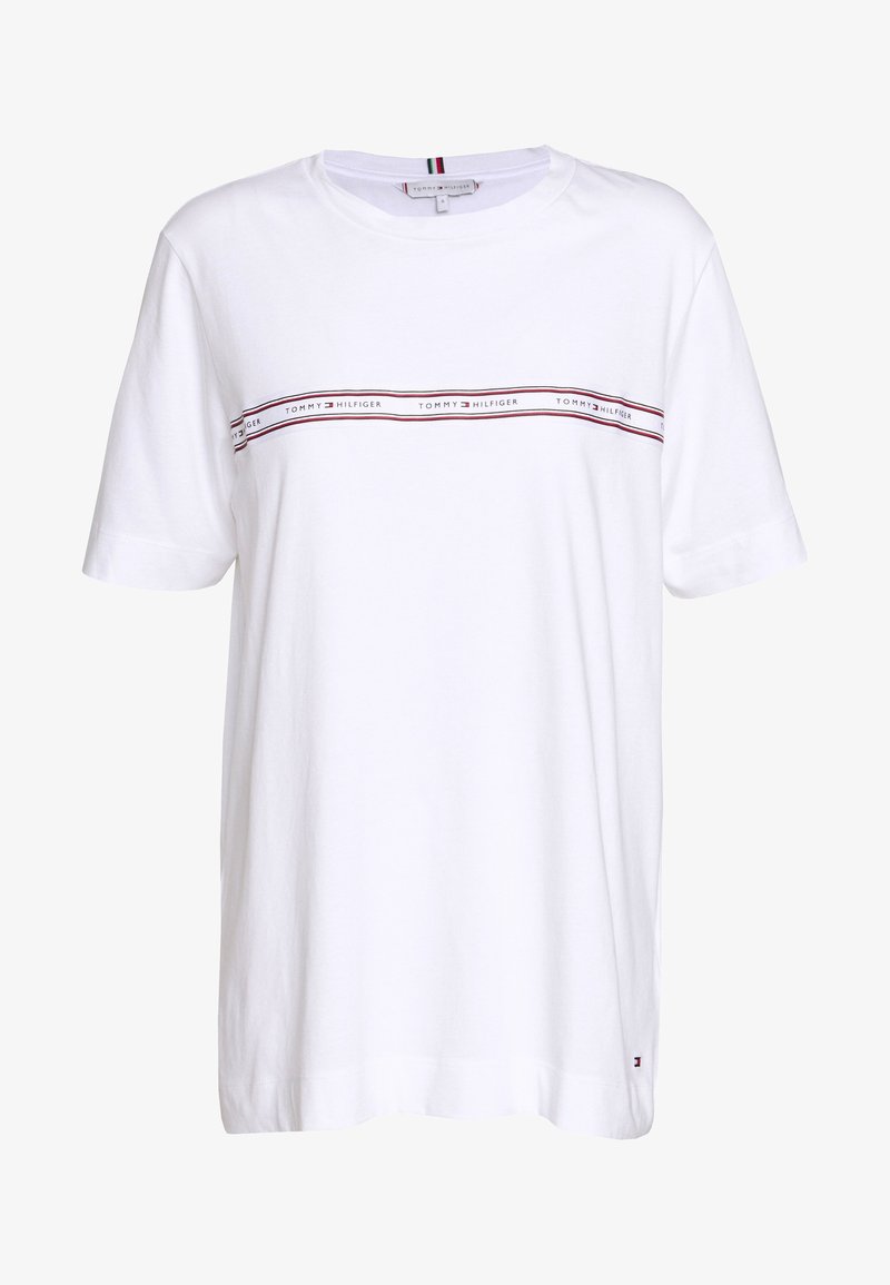 Bílé bavlněné tričko s kulatým výstřihem, krátkými rukávy a horizontálními červenými a námořnickými pruhy, na kterých je napsáno "TOMMY HILFIGER" přes hrudník.