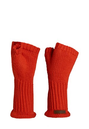 Rode gebreide vingerloze handschoenen met ribbelstructuur, open vingertoppen en polskanten. Kenmerkt zich door een klein bruin label op één handschoen.