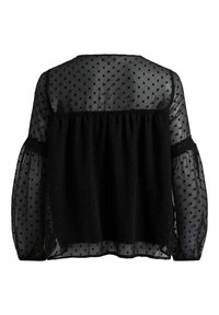 Černá halenka s nafouklými rukávy z průsvitné látky, s nabraným pasem, puntíkovaným vzorem a černými krajkovými doplňky na rukávech.