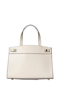 Beige leren tote bag met twee handvatten, bovenopening, subtiele stiksels en gouden hardwareaccenten. De onderkant heeft beschermende voetjes.