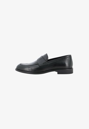 Mocassino penny loafer uomo in pelle nera con tacco basso, punta arrotondata e dettagli cuciti sulla parte anteriore e sui lati.