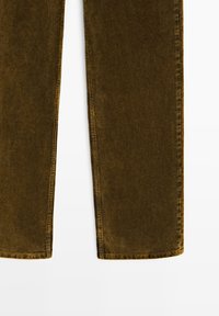 Pantalons en velours côtelé marron avec une texture ribbée, un design à jambe droite et des bords nets. Le tissu semble doux et durable.