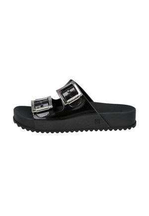 Sandalia negra con dos hebillas plateadas ajustables y suela texturizada para mayor agarre.
