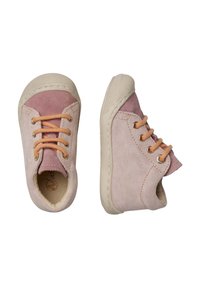 Světle růžové semišové boty s kulatou špičkou, gumovou podrážkou a broskvovými tkaničkami. Po bocích mají šněrování a hnědé akcenty poblíž kotníku.