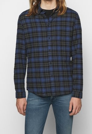 Zwart en blauw geruite overhemd met lange mouwen en knoopsluiting, gemaakt van gestructureerde stof. Heeft een traditionele kraag en rechte zoom.