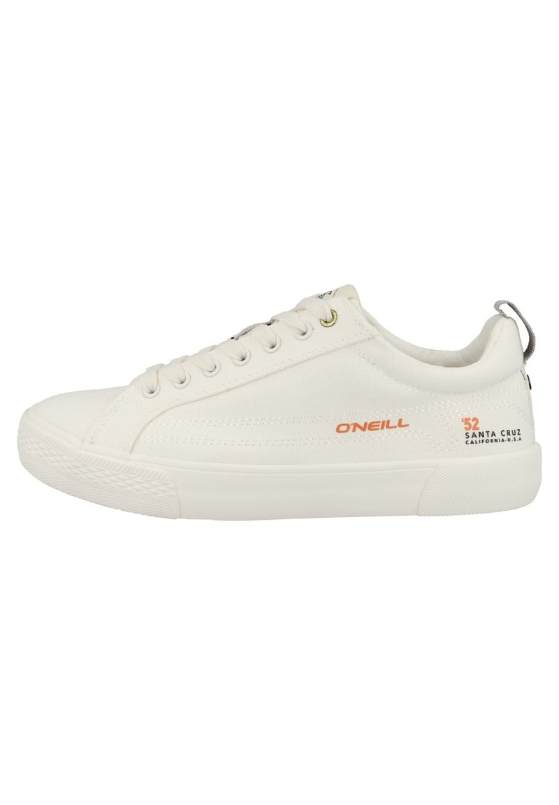 Weiße Leinenschuhe mit Gummisohle, die eine glatte Textur aufweisen, sechs Ösen und orangefarbenes Branding an der Seite haben. Mit einem Rückziehband.