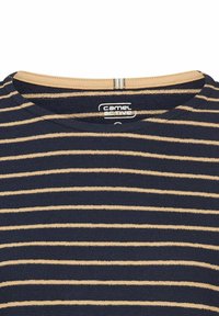 Mørkeblå og beige stribet crew-neck T-shirt, blødt stof, med et tekstilmærke synligt ved halsen, der har et enkelt design.