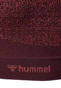 Bordeauxfarbener gestrickter Sportoberteil mit strukturiertem Muster, mit einem gerippten Saum und einem pinkfarbenen "hummel"-Logoakzent am unteren Ende.