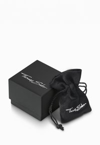 Scatola di gioielli nera con finitura opaca, caratterizzata da un logo bianco. Include un sacchetto in satin nero coordinato con chiusura a coulisse.