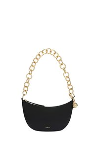 Czarna skórzana torebka o kształcie półksiężyca, z złotym łańcuszkiem i małym zawieszką. Teksturowana powierzchnia z zamknięciem na zamek.
