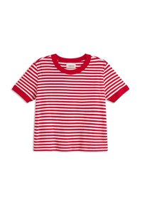 Rood-wit gestreept T-shirt met een ronde halslijn en korte mouwen. De stof heeft een zachte textuur; rode accenten op de mouwmanchetten en de kraag.