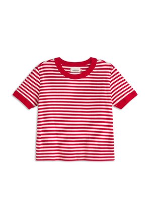 Rood-wit gestreept T-shirt met een ronde halslijn en korte mouwen. De stof heeft een zachte textuur; rode accenten op de mouwmanchetten en de kraag.