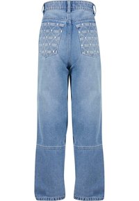Ljusblå denimjeans med vida ben, som har två mönstrade bakfickor och synliga sömnadsdetaljer. Slät textur.