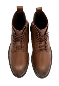 Brązowe skórzane botki za kostkę o teksturowanym wykończeniu, okrągłym nosku, sznurowanym fasonie oraz subtelnym logo na języku. Posiadają kontrastującą podeszwę.