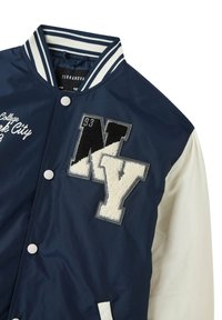 Granatowa kurtka varsity z białymi rękawami, z wyszywanym logo "NY". Pasiasty kołnierz i guziki. Gładki, lekki materiał.