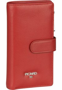 Portefeuille en cuir rouge avec une finition texturée, maintenu par une sangle. Présente un logo en argent en bas et une forme rectangulaire élégante.