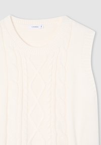 Kremowy bezrękawnik wykonany z dzianiny, z wzorem w warkocze oraz ściągaczem przy okrągłym dekolcie. Miękka tekstura i solidna konstrukcja.