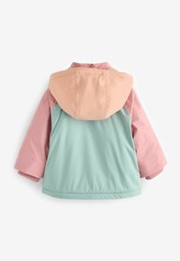 Färgbloxad jacka med en persikofärgad huva, rosa ärmar och en mintgrön kropp. Slät textur med elastiska manschetter och rundad fåll.
