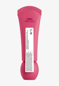 Tube rose en squeeze avec une base arrondie ; la face avant présente le nom du produit "SMB02 SWIPE SESH" ainsi qu'une étiquette avec du texte et des icônes. Fini mat doux.