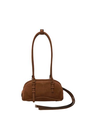 Kleine braune Wildleder-Schultertasche mit langem Riemen, abgerundeter Form, vorderen Schnallendetails und einem Quaste an der Seite.