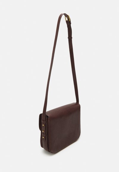 Geantă crossbody din piele maro, cu o textură netedă, formă rectangulară, curea ajustabilă și accente din metal auriu.