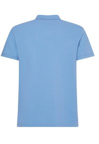Světle modrá polo triko, krátké rukávy, límcový design, texturovaná látka, čistý vzhled bez viditelných log nebo vzorů.