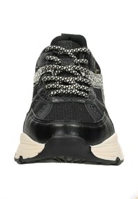 Zwarte atletische sneaker met een textuur van mesh aan de bovenkant, zwarte leren accenten, patroonveters en een witte buitenzool. Vooraanzicht.