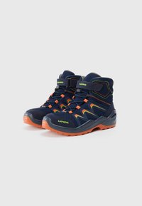 Botas de senderismo navy con suelas naranjas, presentan acentos grises y un diseño multicolor en zigzag. Fabricadas en material sintético con cordones y correas.