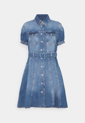 Vestido de mezclilla con cintura ajustada, mangas cortas abullonadas, dos bolsillos en el pecho y una parte delantera con botones de tono plateado y un cinturón a juego.