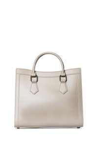 Beige leren tote bag met dubbele bovenhandvatten, gestructureerde vorm, decoratieve stiksels en hoekige hardware-accenten. Soepele textuur.