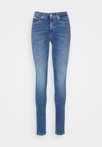 Jeans de denim azul ajustados con cierre frontal de botón y cremallera, estilo de cinco bolsillos y ligero desvanecimiento en los muslos.