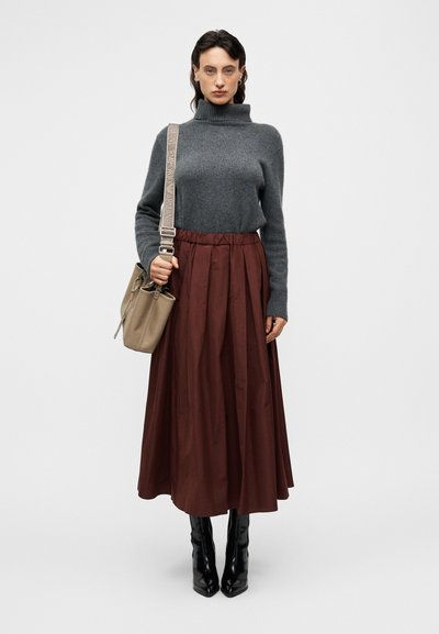 Γκρι πουλόβερ με ζιβάγκο, φούστα μπορντό με ψηλή μέση, μαύρες μπότες μέχρι το γόνατο και μπεζ τσάντα με λουράκι με σχέδιο. Ομαλές υφές υφασμάτων.