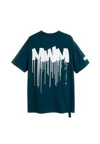 Camiseta de algodón azul marino con un gran gráfico blanco goteante en la parte posterior, mangas cortas, cuello redondo y una pequeña etiqueta en la manga.