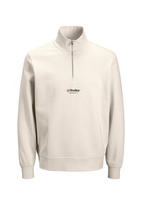 Ljusbeige hoodie med hög krage och fjärdedelsdragkedja. "JJ Studios"-logotyp tryckt framtill, mjukt tyg och ribbade muddar.